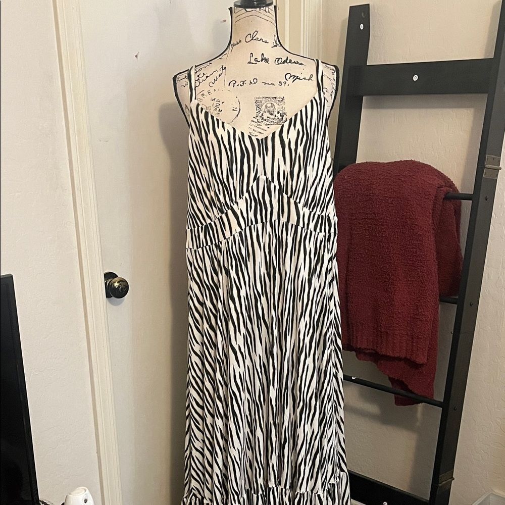 Torrid Black White Supersoft V-Neck Tiered Sleeveless Maxi Dress Event Party - Picture 2 of 14